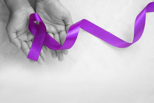 Manos Sosteniendo Cinta Púrpura Violeta Tela Blanca Con Espacio Para — Foto de Stock