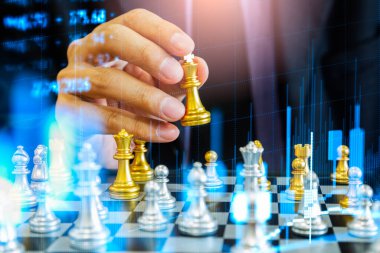 Satranç tahtasında satranç, iş adamı geçmişinin arkasında. Finansal bilgi ve pazarlama stratejisi analizi sunma konsepti. Küresel ekonomi ve dijital ticarete yönelik yatırım hedefi.