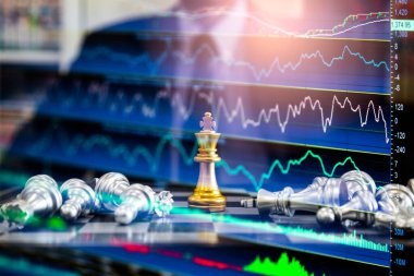 Satranç tahtasında satranç, iş adamı geçmişinin arkasında. Finansal bilgi ve pazarlama stratejisi analizi sunma konsepti. Küresel ekonomi ve dijital ticarete yönelik yatırım hedefi.