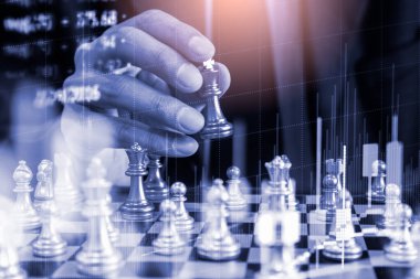 Satranç tahtasında satranç, iş adamı geçmişinin arkasında. Finansal bilgi ve pazarlama stratejisi analizi sunma konsepti. Küresel ekonomi ve dijital ticarete yönelik yatırım hedefi.