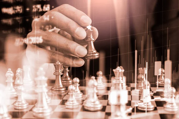 ビジネスマンの背景の背後にあるチェスボード上のチェスゲーム 財務情報とマーケティング戦略分析を提示するためのビジネスコンセプト グローバル経済とデジタル商業への投資目標 — ストック写真