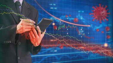 İşadamı, borsa ve küresel ekonomi grafiği Coronavirus veya Cvid-19 krizini analiz etmek için cep telefonu kullanır. Koronavirüs salgını yüzünden borsada düşüş ve çöküş. Mali konsept.