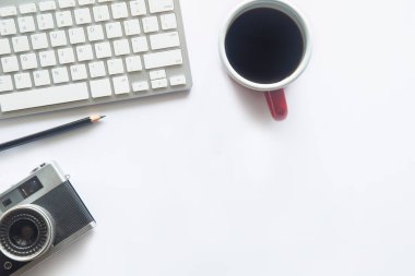 Bilgisayarlı beyaz masa ofisi, akıllı telefon ve bir fincan kahveli diğer iş malzemeleri. Metni kopyalamak için üst görünümü kullan. Desenci çalışma alanı düz masa üzerinde temel elementler yatıyordu.