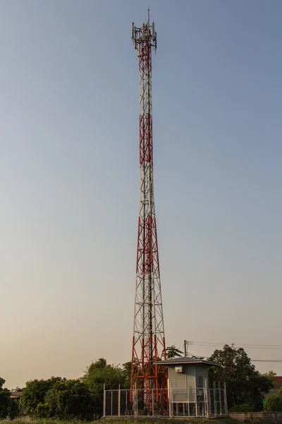 Torre de comunicação — Fotografia de Stock