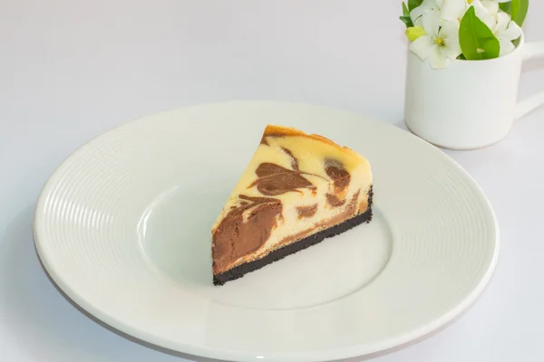 Μαρμάρινο cheesecake στο πιάτο — Φωτογραφία Αρχείου