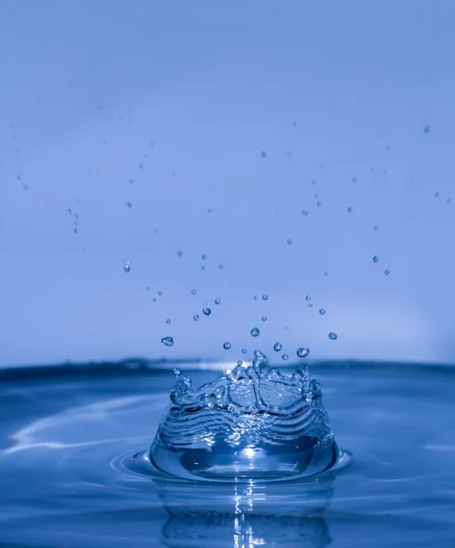 Stříkající vodě jako koruna — Stock fotografie