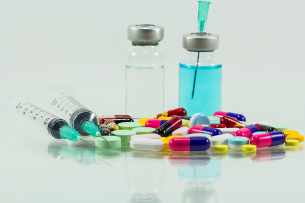 медицинский шприц и лекарства изолированы на белом фоне
