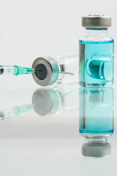 Seringa médica e medicamento isolado em fundo branco — Fotografia de Stock