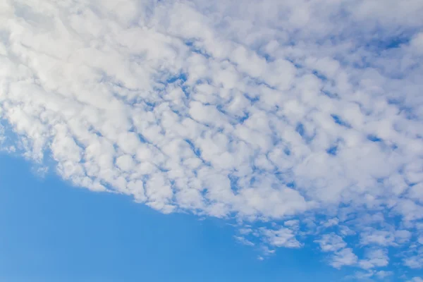 Nubes hermosas y el cielo en el buen día — Foto de Stock