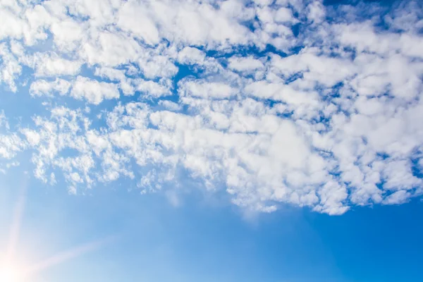 Solljus och molnen med filtereffekten — Stockfoto