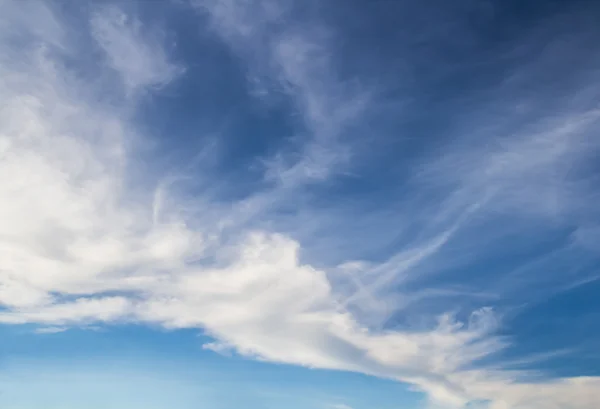 Nubes hermosas y el cielo en el buen día — Foto de Stock