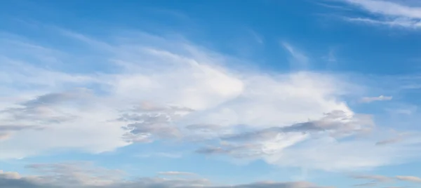 Schöne Wolken und Himmel an einem guten Tag — Stockfoto