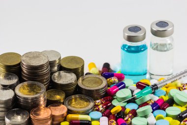 Para ve beyaz arka plan üzerinde şırınga ile tıp. Pahalı b