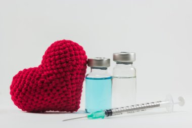 aşı ve büyük kırmızı kalp