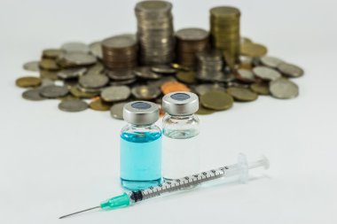 Aşı şırınga ve beyaz arka plan üzerinde para ile. Pahalı