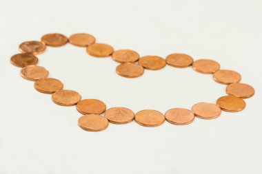 sikke üzerinde beyaz izole kalp şeklinde