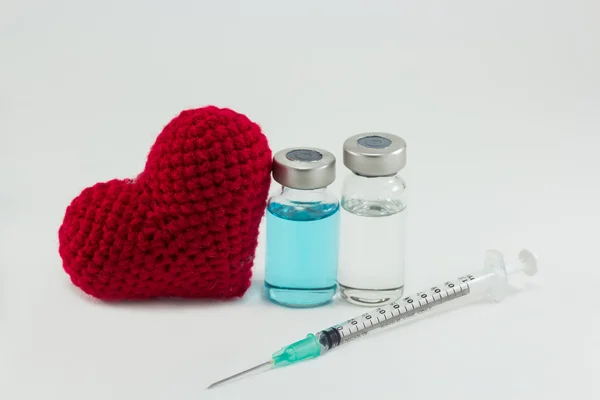 백신과 큰 붉은 심장 — 스톡 사진