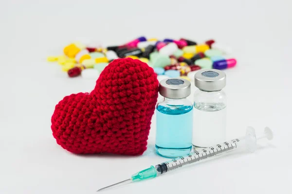 Медицина, вакцина і велике червоне серце — стокове фото