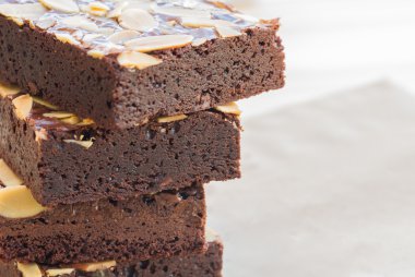 ahşap arka plan üzerinde çikolatalı browni kek parçaları