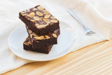 ahşap arka plan üzerinde çikolatalı browni kek parçaları