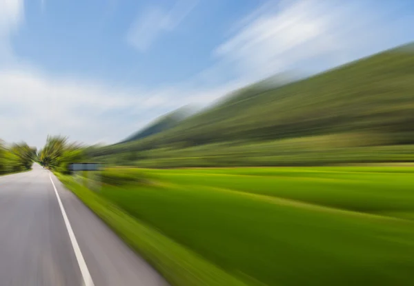 Strada in movimento effetto sfocatura — Foto Stock