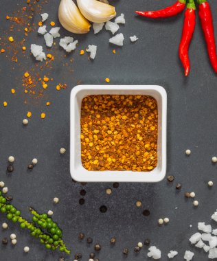 ot ve baharat siyah taş zemin, seçici odak üzerine