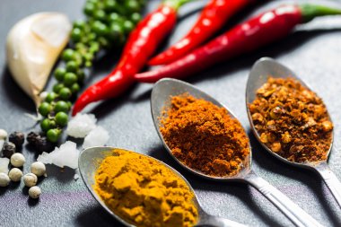 baharat ve ot siyah taş zemin, selectiv üzerine üç türü