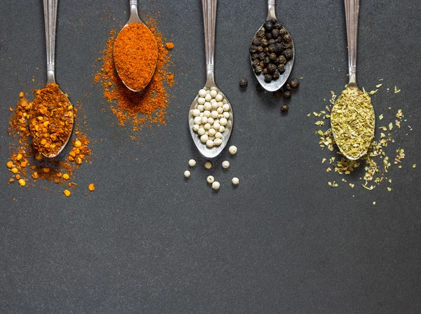 Five type of spices and herb on the spoon on black stone backgro — Stock Photo, Image