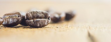 Kahve çekirdekleri doku ahşap arka plan, seçici odak, wo