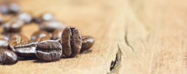 Kahve çekirdekleri doku ahşap arka plan, seçici odak, wo