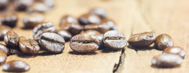 Kahve çekirdekleri doku ahşap arka plan, seçici odak, wo