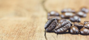 Kahve çekirdekleri doku ahşap arka plan, seçici odak, wo