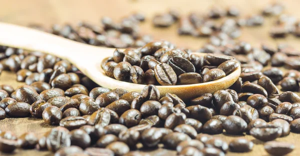 Granos de café textura en el fondo de madera, enfoque selectivo, wo — Foto de Stock