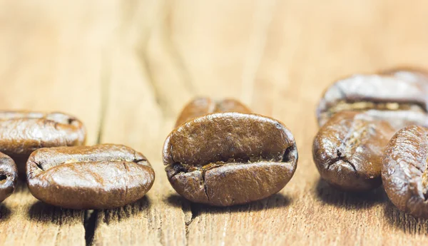 Granos de café textura en el fondo de madera, enfoque selectivo, wo — Foto de Stock
