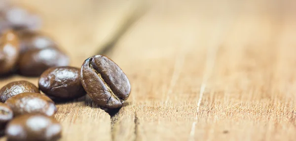Granos de café textura en el fondo de madera, enfoque selectivo, wo — Foto de Stock