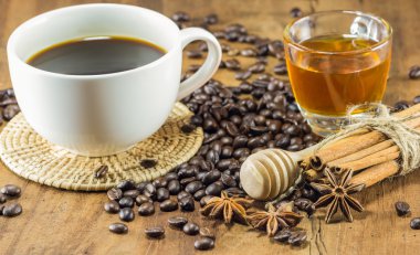 o kahve Kupası kahve çekirdekleri, bal ve tarçın ile sopa