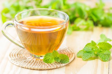 çay nane ahşap bardak altlığı, sıcak tonlama, seçici odak ile