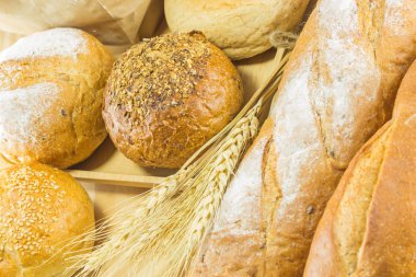 ekmek ve buğday ahşap arka plan, sıcak tonlama, seçici f