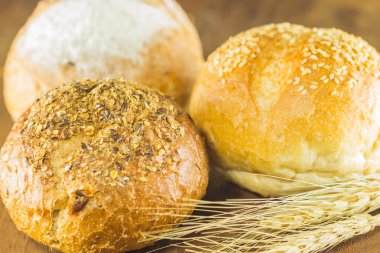 ekmek ve buğday ahşap arka plan, sıcak tonlama, seçici f