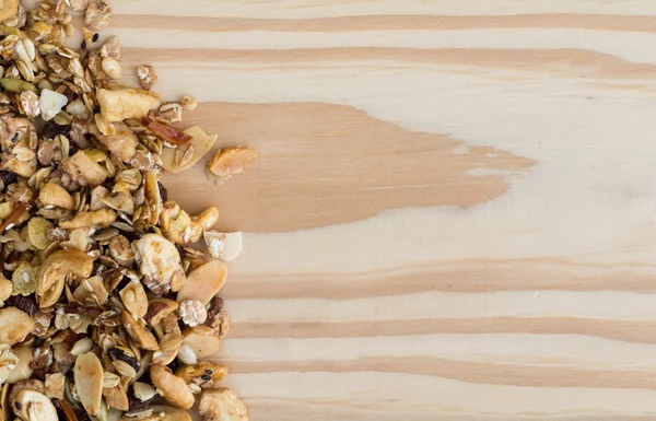 Montón de cereales de granola sobre el fondo de madera —  Fotos de Stock