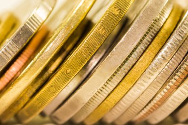 seçici odak altın sikke ve paralar birbirlerine içinde yığılmış 