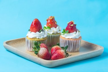 çilek cupcak Antep fıstığı ve krem, seçici foc tepesi