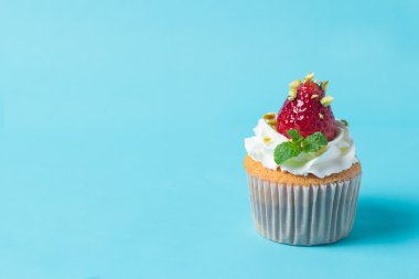 çilek cupcak Antep fıstığı ve krem, seçici foc tepesi