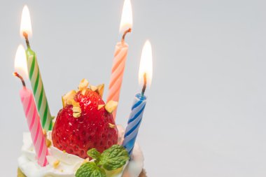 çilek cupcak Antep fıstığı ve krem, seçici foc tepesi