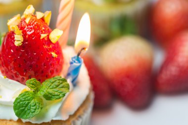 çilek cupcak Antep fıstığı ve krem, seçici foc tepesi