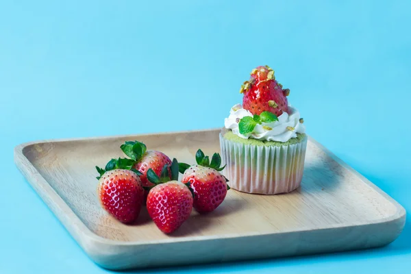 Aardbei cupcak topping met pistache en room, selectieve foc — Stockfoto