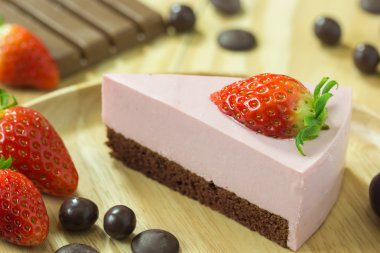 Çilekli çikolatalı peynir cakeon ahşap backg seçici odak