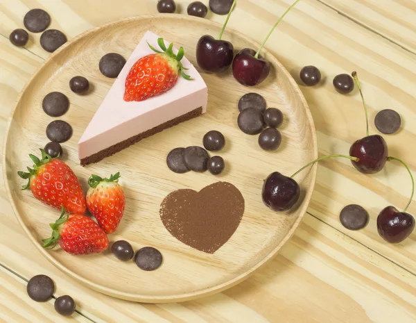 Foco selectivo de pastel de queso de chocolate de fresa respaldo de madera — Foto de Stock