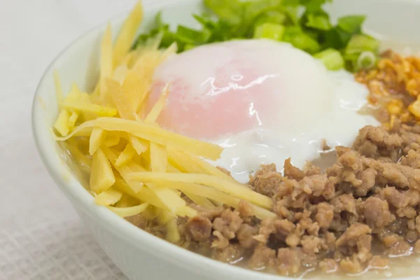 Selektiver Schwerpunkt von Haferbrei mit Schweinefleisch auf der Schüssel mit weichem Kochen — Stockfoto