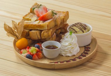 Bal tost meyve ile ahşap arka plan üzerinde seçici odak ve